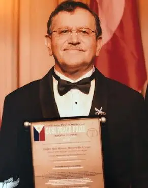anestesiologo colombia recibe premio intenacional de paz