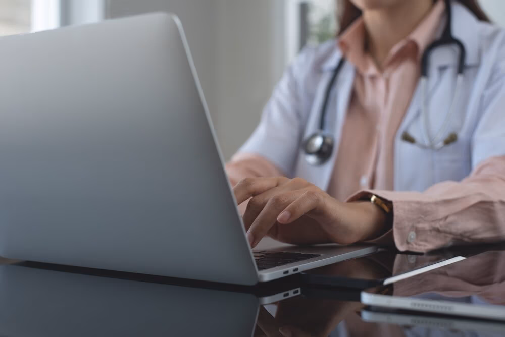 Female,Doctor,Working,On,Laptop,Computer,At,Doctor’s,Office.,Writing PUR 2025