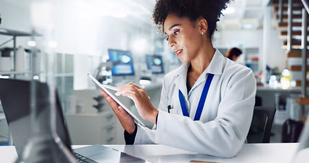 Woman,,Scientist,And,Research,With,Tablet,For,Results,,Medical,Study cátedra SER