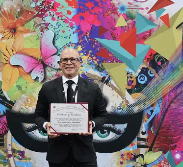 Dr_Bayter_recibe_reconocimiento_foto_interna Dr_Bayter_recibe_reconocimiento_foto_interna