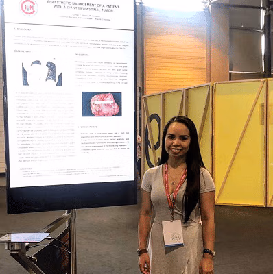 Foto_doctora_Susana_con_el_póster_de_investigación