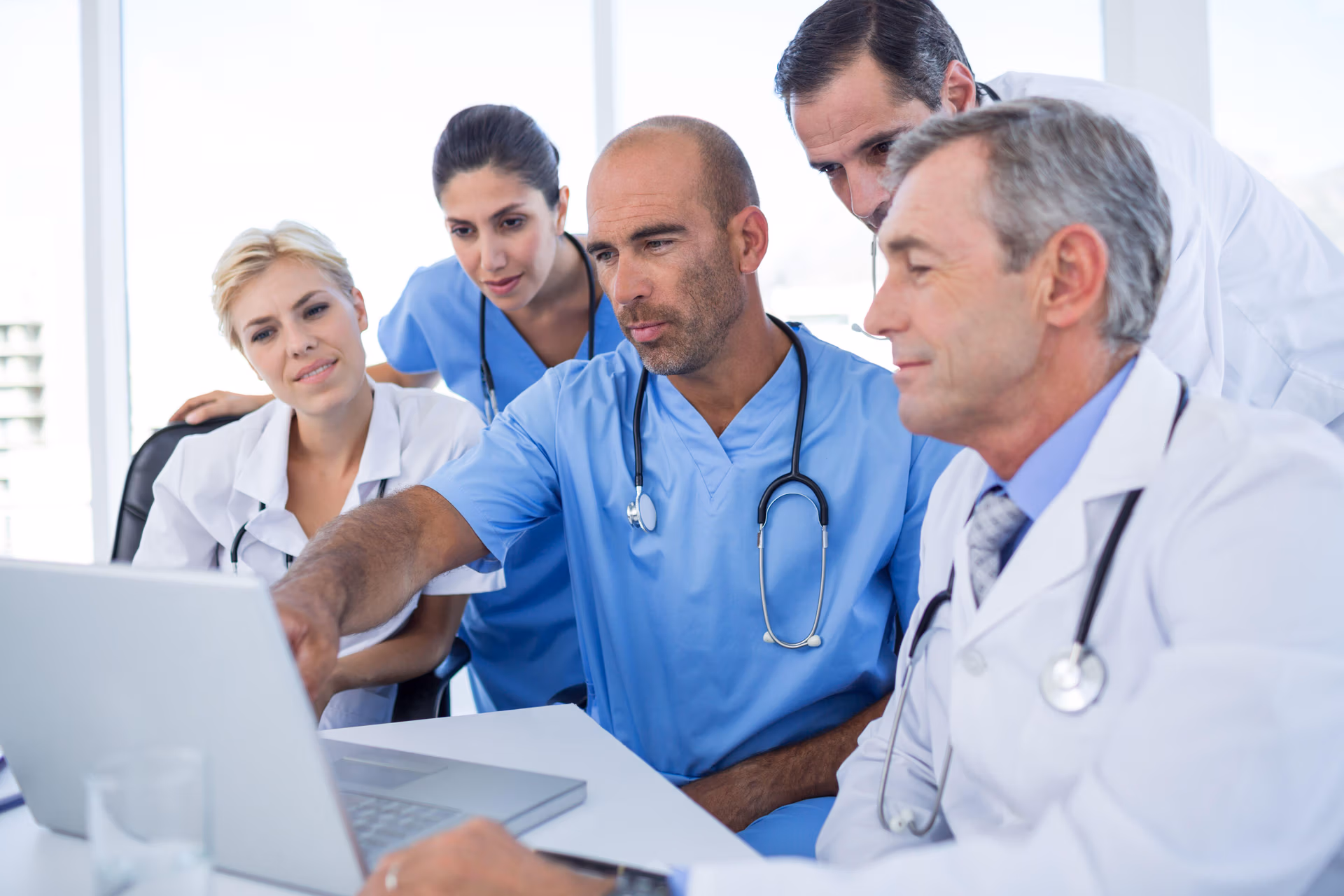 Doctor,Showing,Laptop,Pc,To,His,Colleagues,In,Medical,Office Doctor,Showing,Laptop,Pc,To,His,Colleagues,In,Medical,Office
