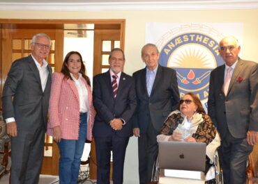 S.C.A.R.E entrega reconocimiento a Hilda Martínez de Jaramillo