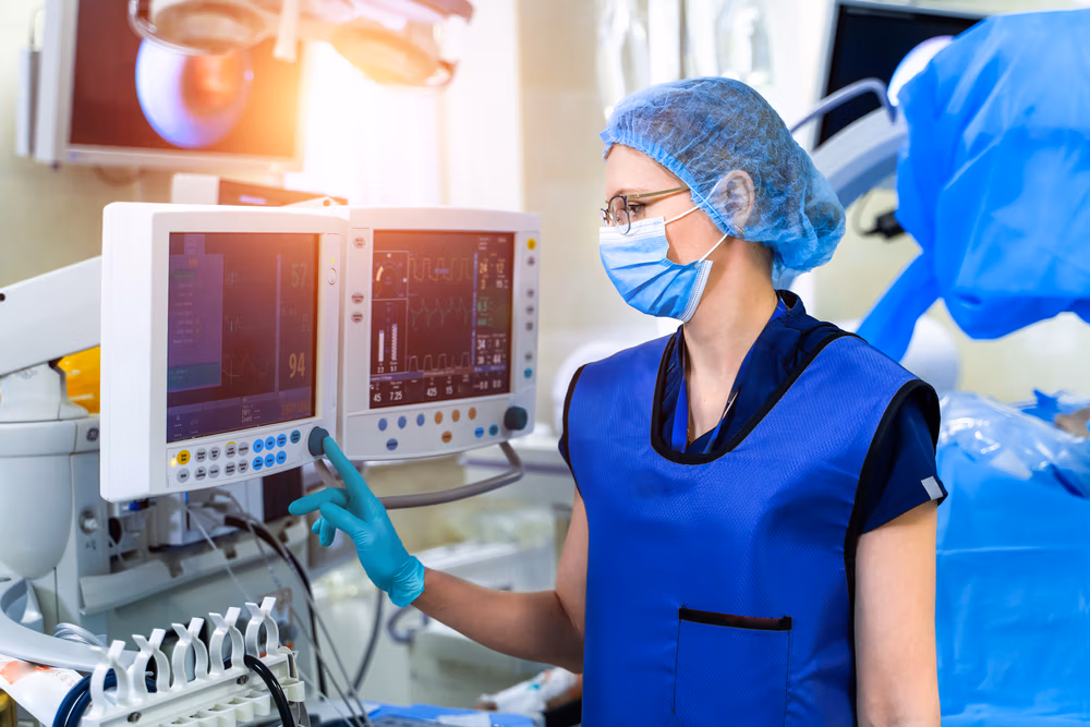 Nurse,Near,The,Screen,Of,Mechanical,Ventilation,Equipment.,Hospital,,Surgical Nurse,Near,The,Screen,Of,Mechanical,Ventilation,Equipment.,Hospital,,Surgical
