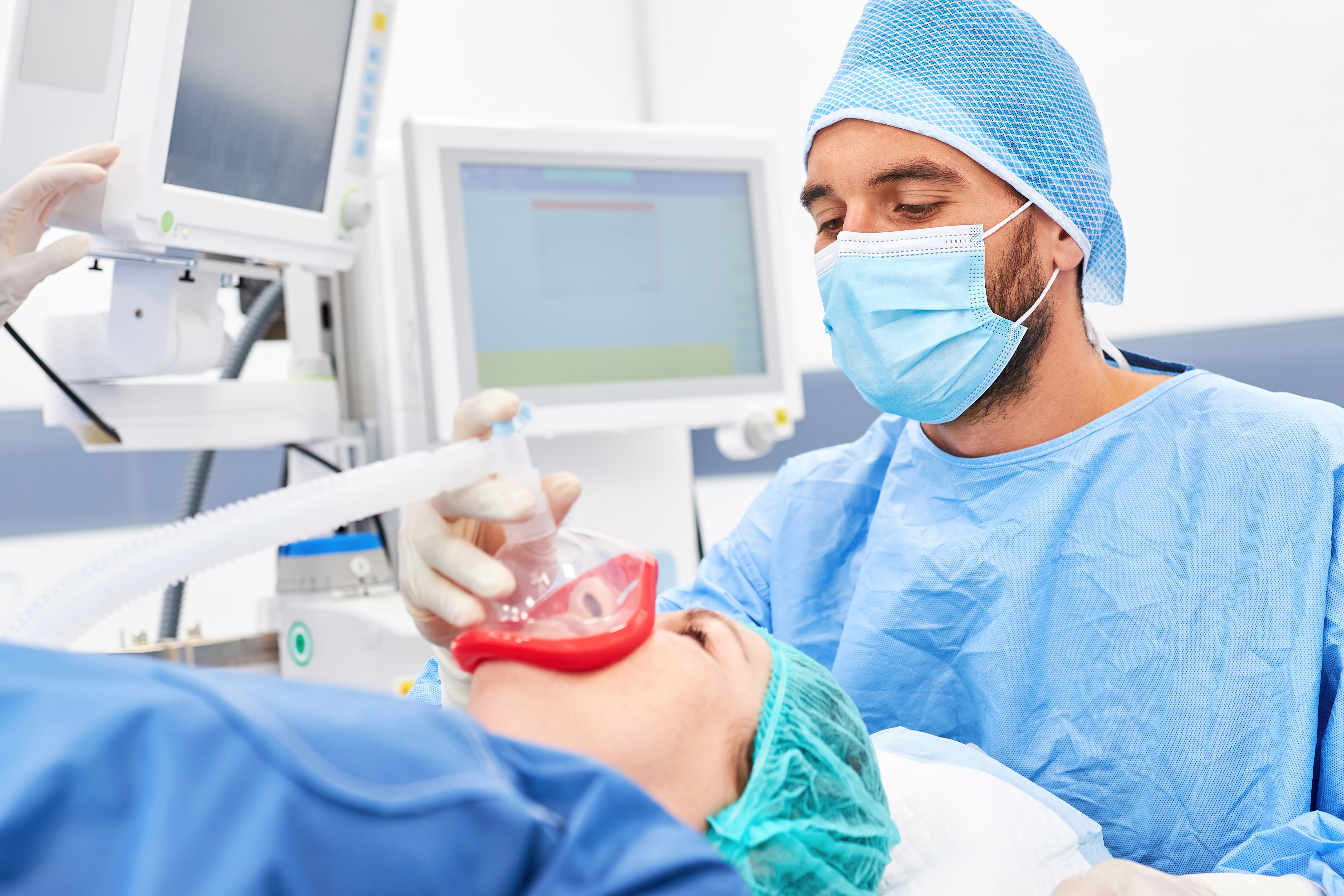 Anesthesiologist,Gives,Patient,Anesthesia,Treatment,For,General,Anesthesia,Before,Surgery