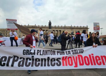 Hicimos parte del plantón organizado por pacientes ante la crisis del sistema