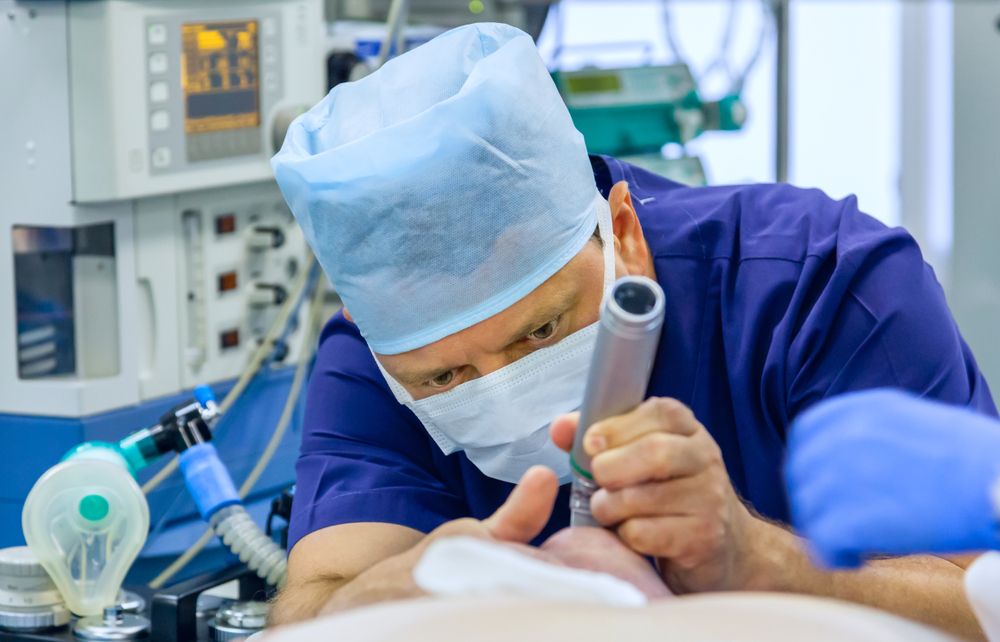 Anesthesiologist,Performing,Tracheal,Intubation,In,Operation,Room