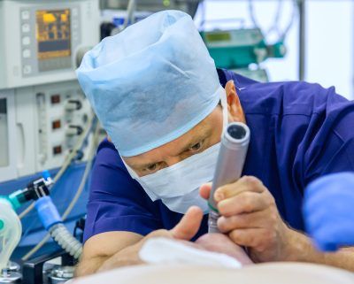 Anesthesiologist,Performing,Tracheal,Intubation,In,Operation,Room