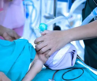 Nurse,Holding,Oxygen,Mask,For,A,Child,Patient.,General,Anesthesia Nurse,Holding,Oxygen,Mask,For,A,Child,Patient.,General,Anesthesia